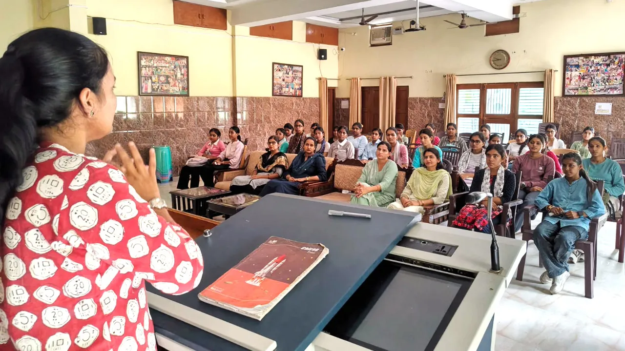 कन्या कॉलेज में वित्तीय साक्षरता सेमिनार का आयोजन 